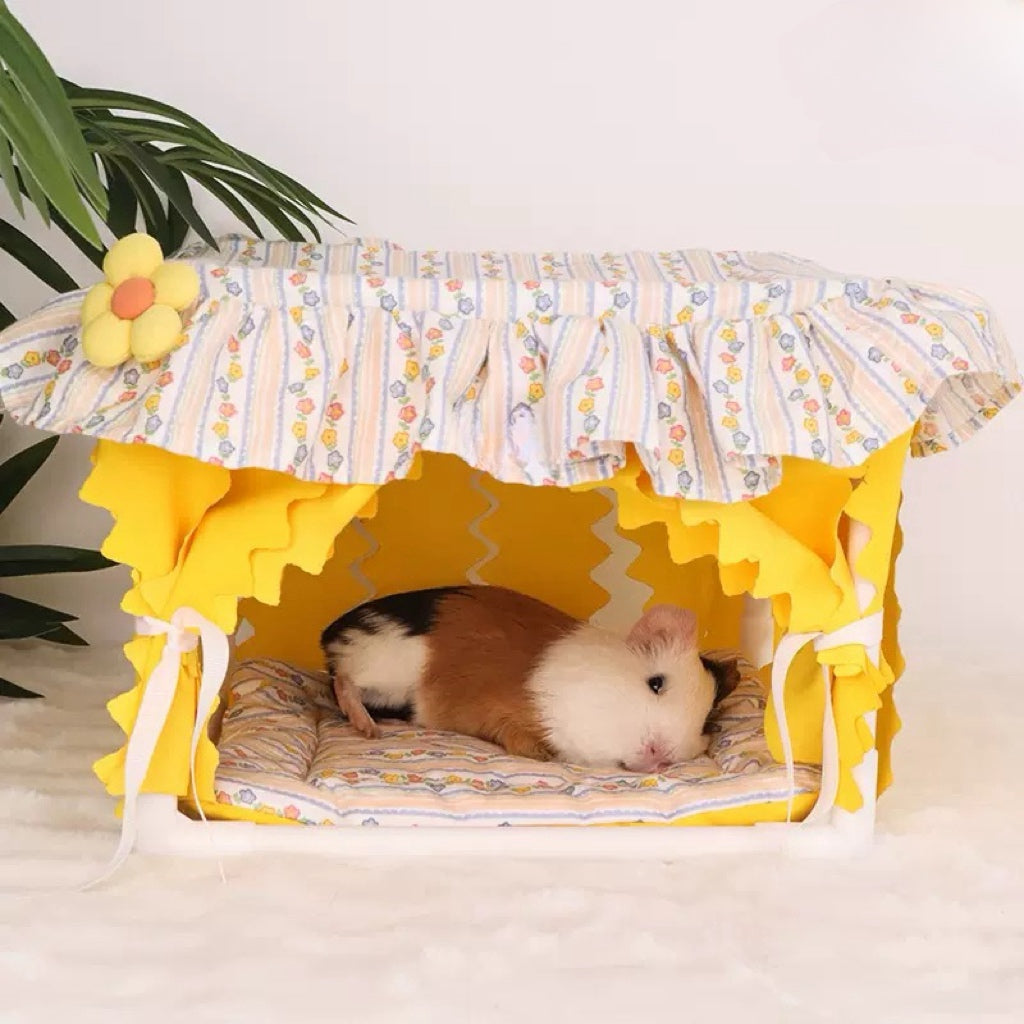 Cozy Guinea Pig Hideout with Tassel Curtains